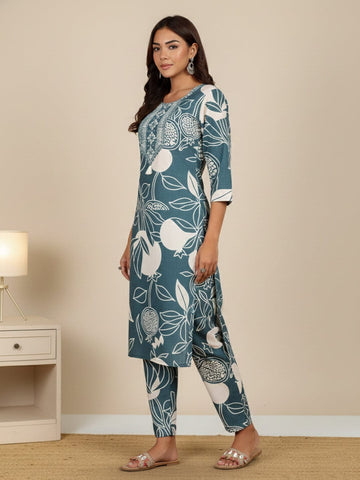 KSUT Women Round Neck Bold Print Kurta Set