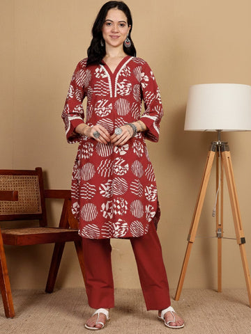 KSUT Women Printed Kurta With Lace Details On Neck And Cuff Paired With Solid Trousers