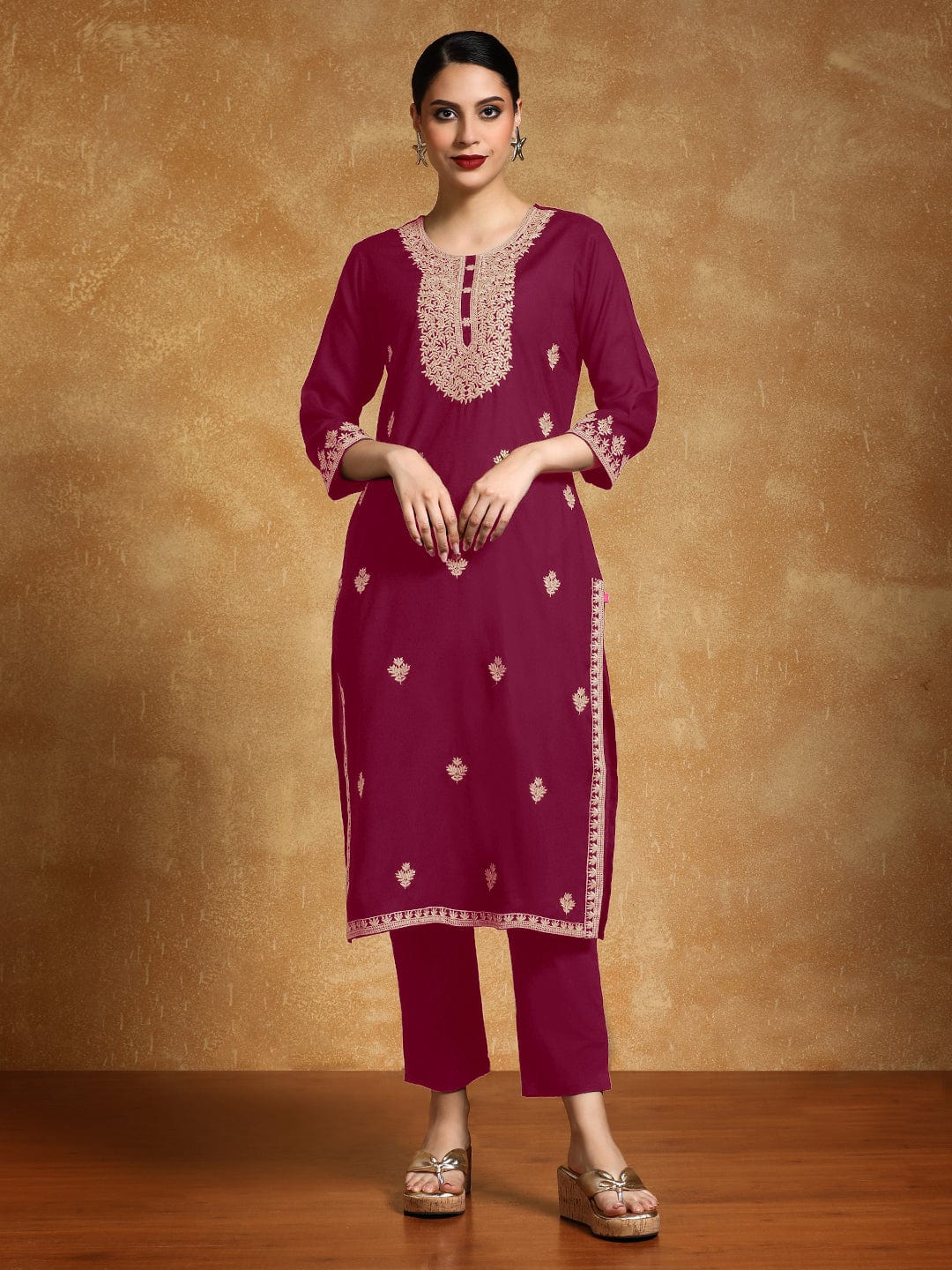 Varanga Women Floral Motif Thread Embroidered Yoke with All over Buta Kurta