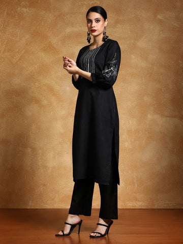 Varanga Women-Floral Motif Thread Embroidered Yoke Balloon Sleeve Kurta With Trouser