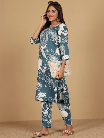 KSUT Women Round Neck Bold Print Kurta Set