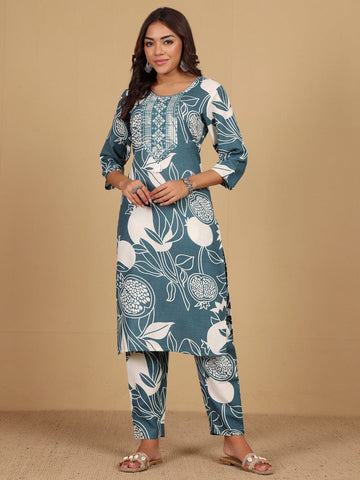 KSUT Women Round Neck Bold Print Kurta Set