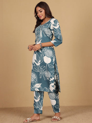 KSUT Women Round Neck Bold Print Kurta Set