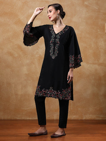 Varanga Women Thread Embroidered V-Neck Pure Cotton Kurta Sets
