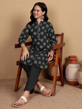 Varanga Women Printed Kurta With Thread Details On Neck Paired With Solid Trousers
