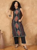 Varanga Women Sleeveless Panelled Floral Print Straight Fit Kurta Paired With Solid Trousers