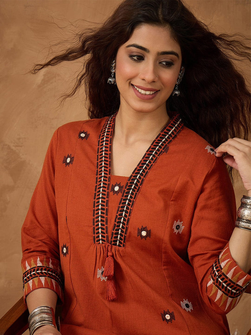 Thread embroidered panelled kurta paired with a pair solid trousers