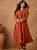 Thread embroidered panelled kurta paired with a pair solid trousers