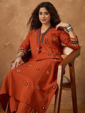 Thread embroidered panelled kurta paired with a pair solid trousers