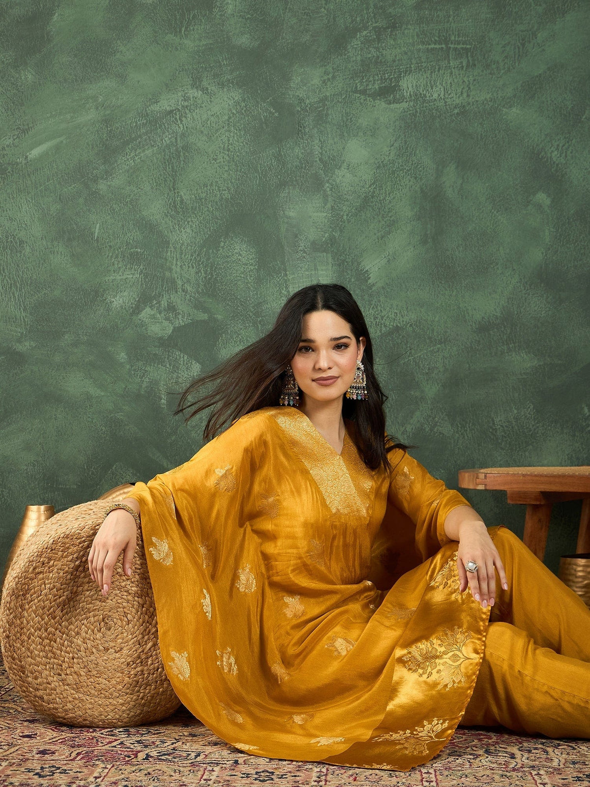 Varanga Kaftan-Style Kurta , Paired With Straight-Fit Solid Ankle-Length Trousers .