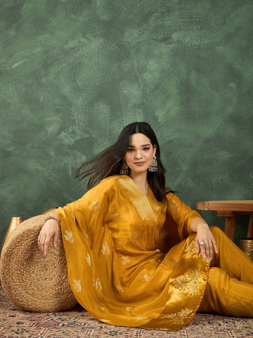 Varanga Kaftan-Style Kurta , Paired With Straight-Fit Solid Ankle-Length Trousers .