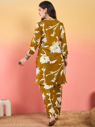 Varanga Bold Floral-Printed Kurta With Mandarin Collar, Paired With Matching Printed Straight Trousers.