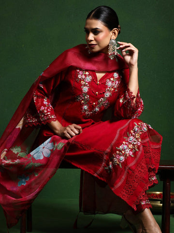 Varanga Women Floral Heavy Thread Embroidered Schffili Hem Kurta With Trouser & Dupatta