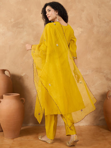 Varanga Women A Kurta Featuring Elegant Thread Embroidery, Styled Alongside Trousers And A Solid Dupatta Highlighted By Exquisite Thread Detailing And Scalloped Borders