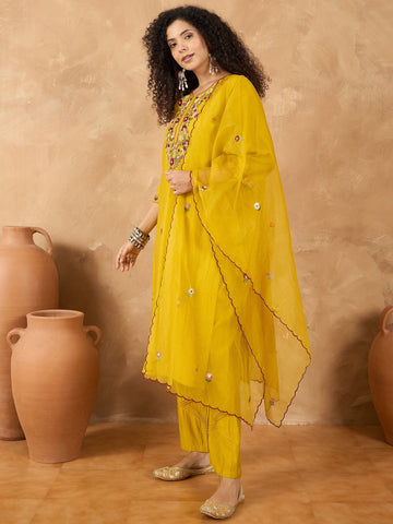 Varanga Women A Kurta Featuring Elegant Thread Embroidery, Styled Alongside Trousers And A Solid Dupatta Highlighted By Exquisite Thread Detailing And Scalloped Borders