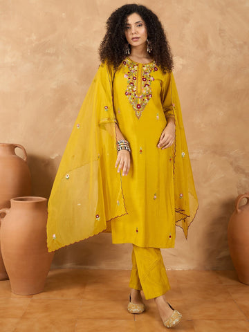 Varanga Women A Kurta Featuring Elegant Thread Embroidery, Styled Alongside Trousers And A Solid Dupatta Highlighted By Exquisite Thread Detailing And Scalloped Borders