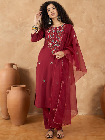 Varanga Women A Kurta Featuring Delicate Thread Embroidery, Styled With Trousers And A Solid Dupatta That Highlights Intricate Thread Designs Along With Elegant Scalloped Embroidery