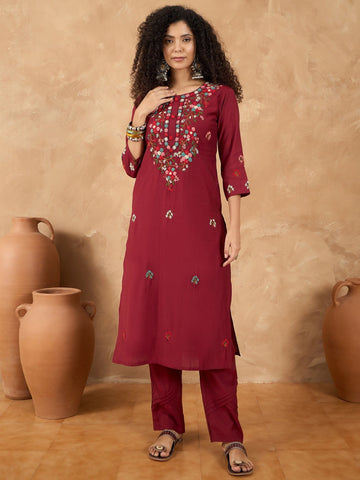 Varanga Women A Kurta Featuring Delicate Thread Embroidery, Styled With Trousers And A Solid Dupatta That Highlights Intricate Thread Designs Along With Elegant Scalloped Embroidery
