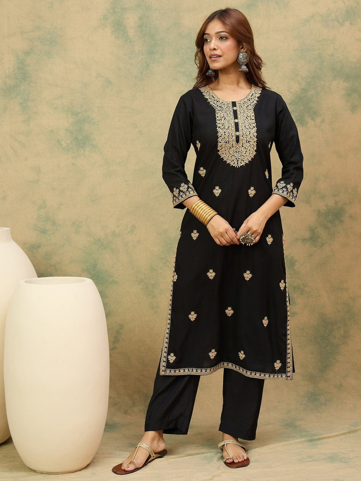 Varanga Women Floral Motif Thread Embroidered Yoke with All over Buta Kurta