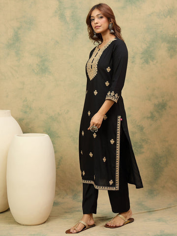 Varanga Women Floral Motif Thread Embroidered Yoke with All over Buta Kurta