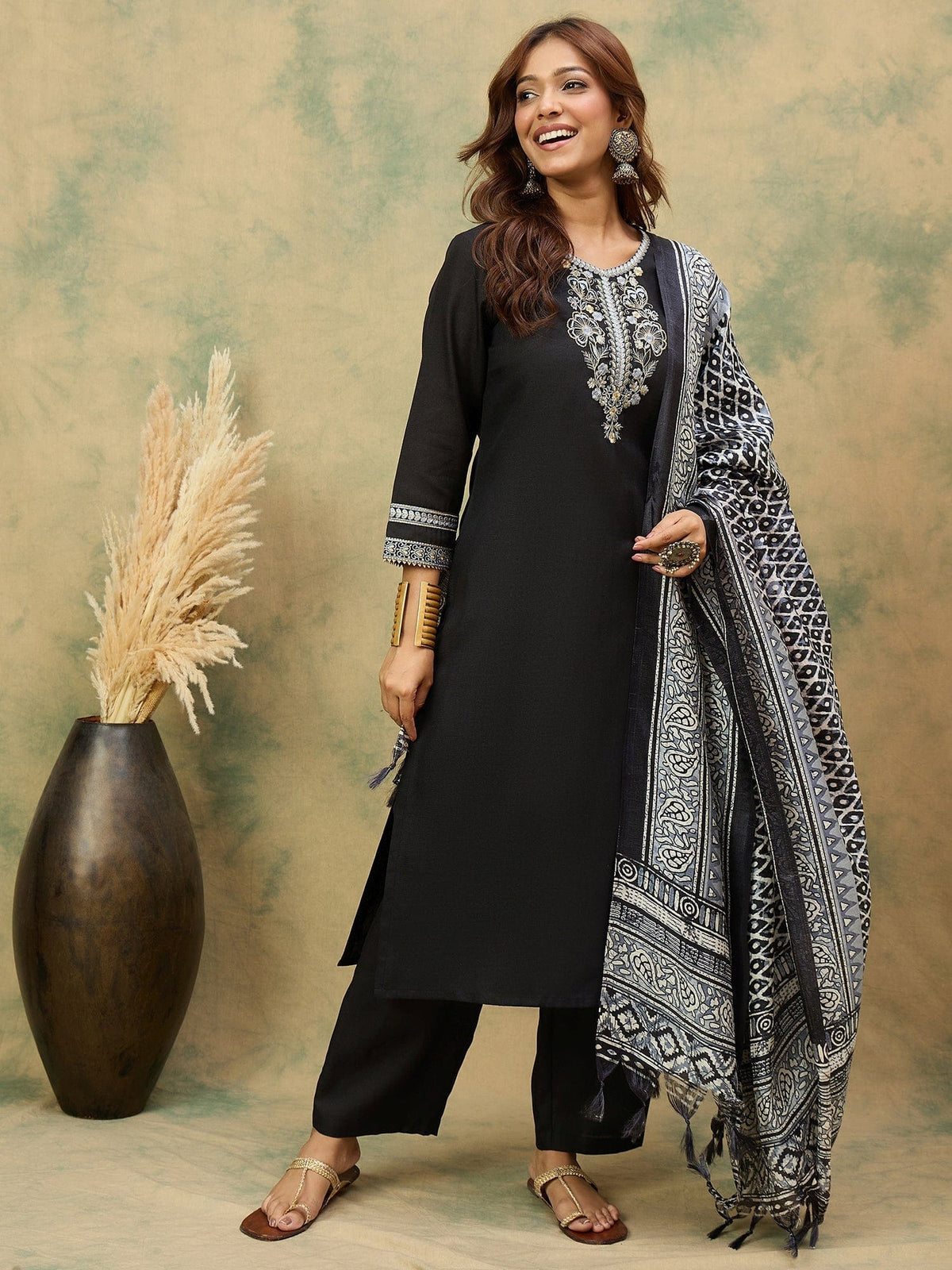 Thread Embroidered Kurta With Trouser & Dupatta