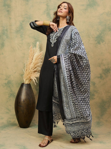 Thread Embroidered Kurta With Trouser & Dupatta