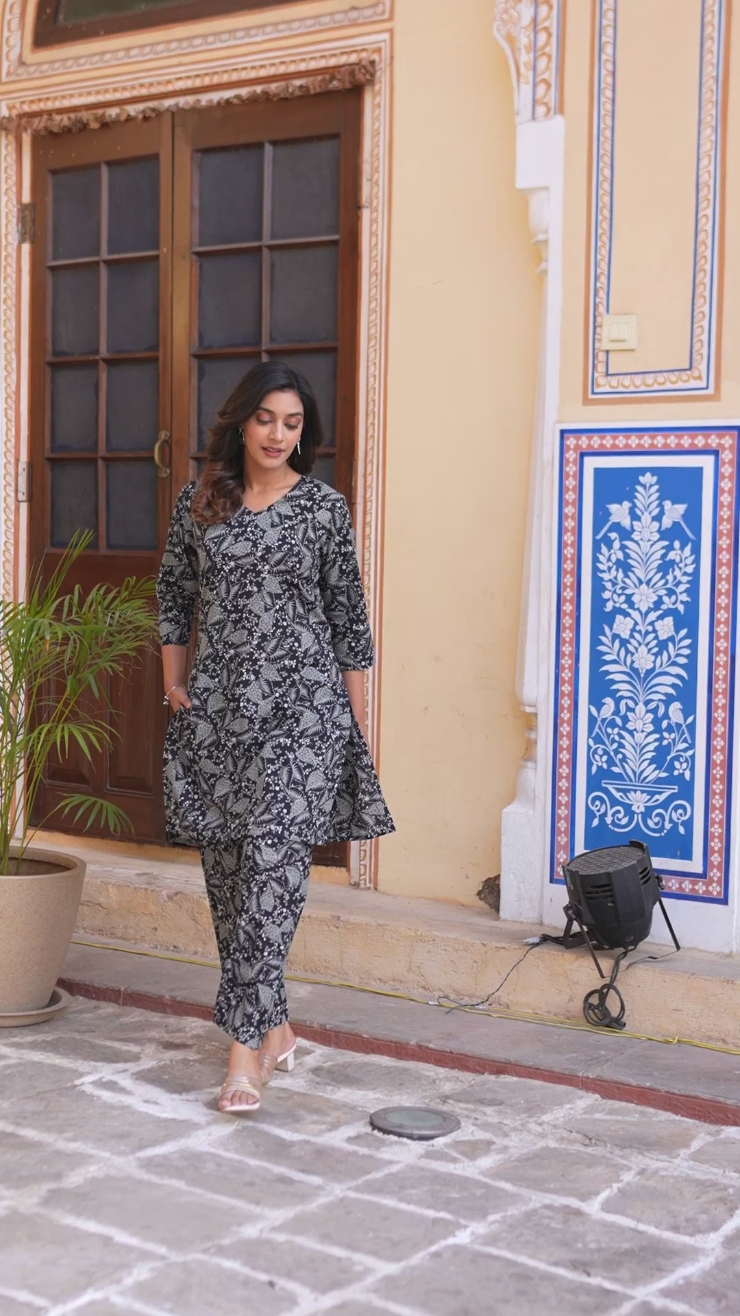 Varanga Women Black And White Floral Printed Coords