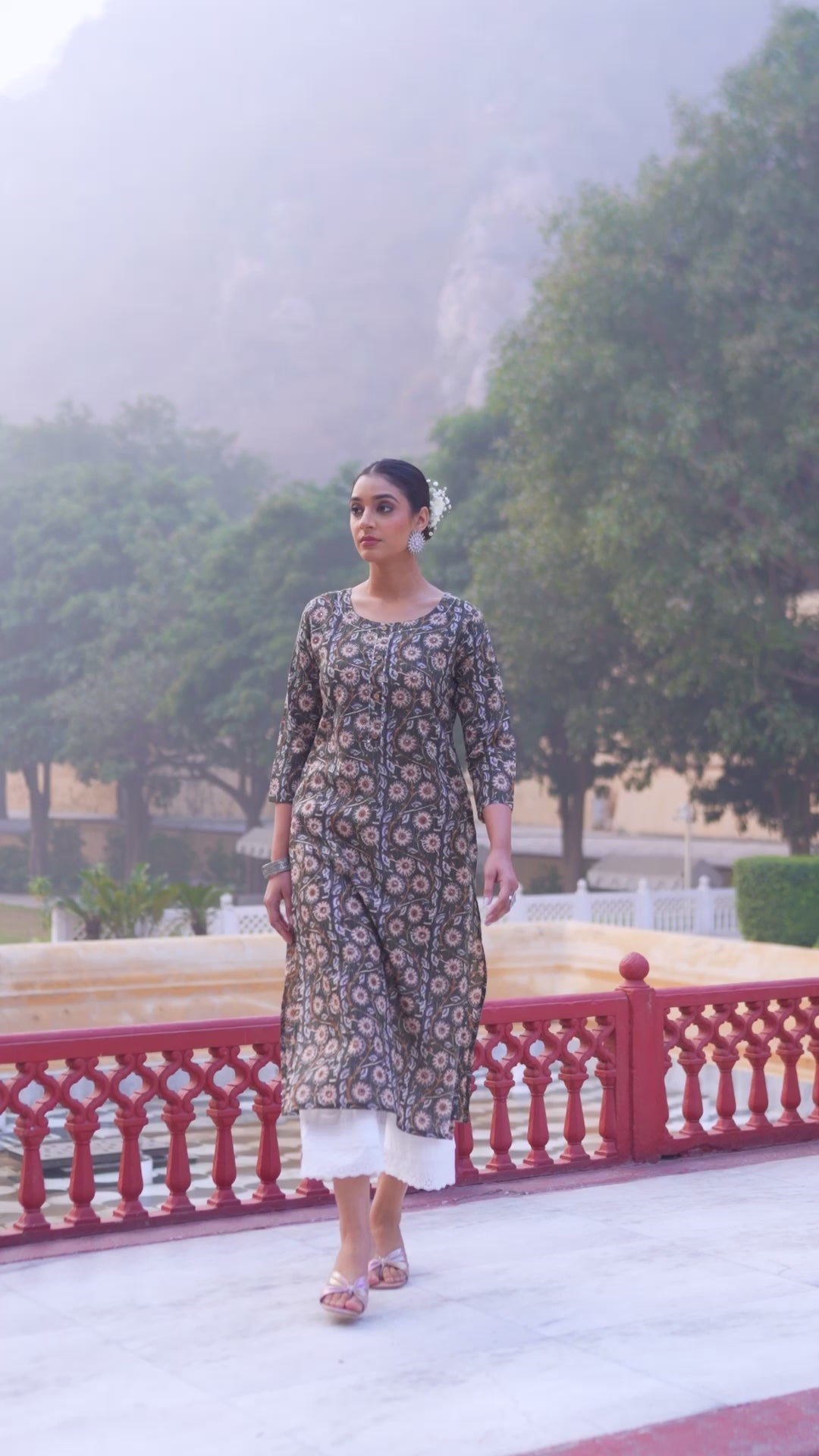 Varanga Women Green Floral Printed Straight Kurta With Three Quarter Sleeves
