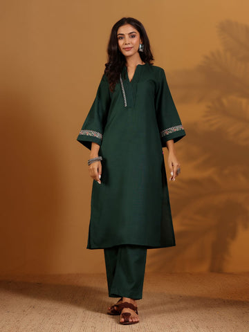 Varanga Women Green Mandarin Collar Thread Embroidered With Pleate Deatialing Kurta Paired With Bottom